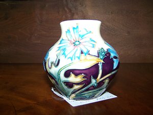 Moorcroft & Coalport. NEWREDBALUSTERSHAPEDMOORCROFTVASE