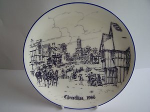 Moorcroft & Coalport. NEWREDCOALPORTCHRISTMASPLATE