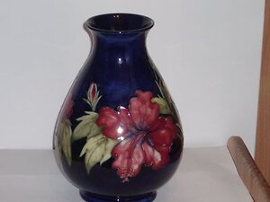 Moorcroft & Coalport. WALTERMOORCROFTHIBISCUSVASE