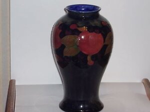 Moorcroft & Coalport. WILLIAMMOORCROFTBALUSTERSHAPEDPOMEGRANATEVASE