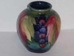 Moorcroft & Coalport. WILLIAMMOORCROFTBERRIESANDLEAFVASE